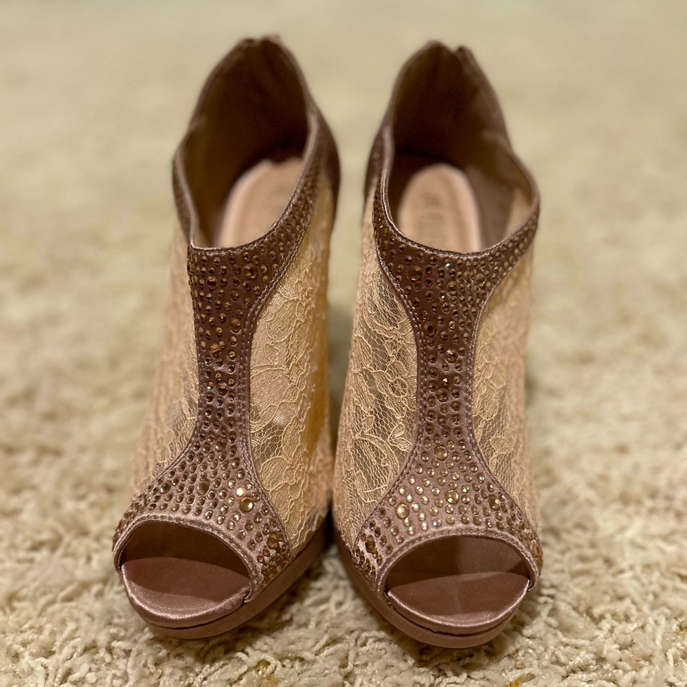 Women’s De Blossom heels, size 9